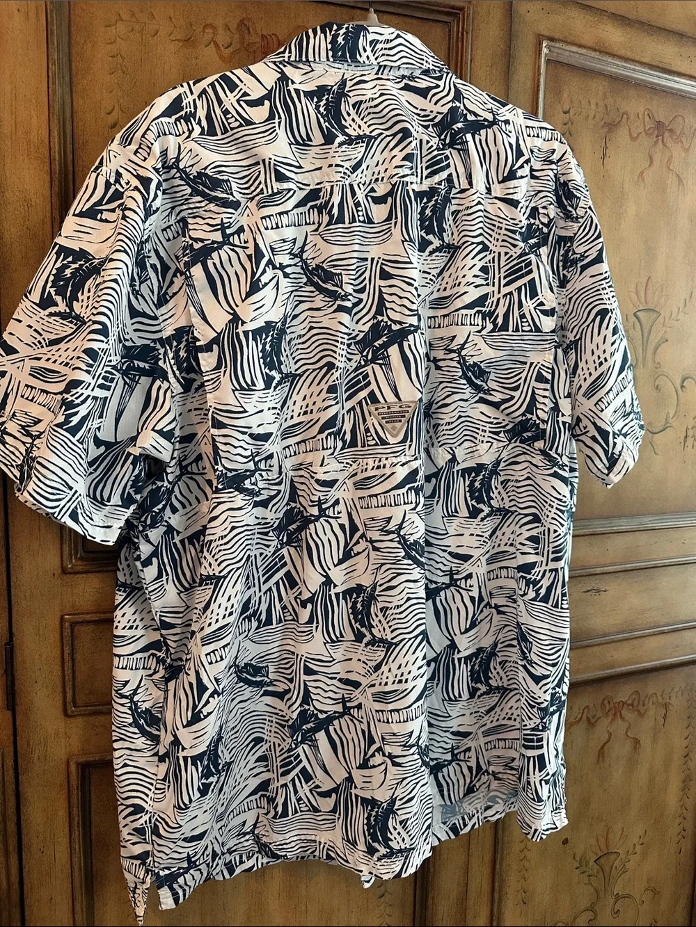 COLUMBIA Men's Short-Sleeve Vented Printed Shirt in Navy and White - Picture 4 of 4